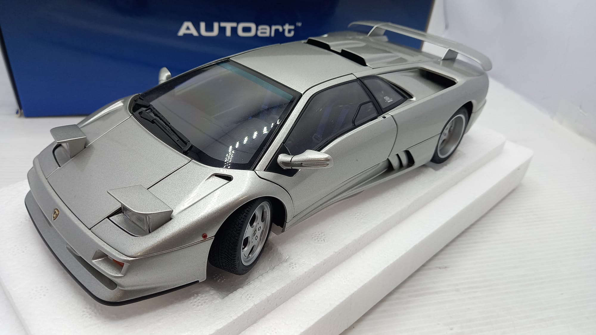 LAMBORGHINI DIABLO SE30 JOTA (TITANIO/METALLIC SILVER) In 1:18 Scale By AUTOart By AUTOart