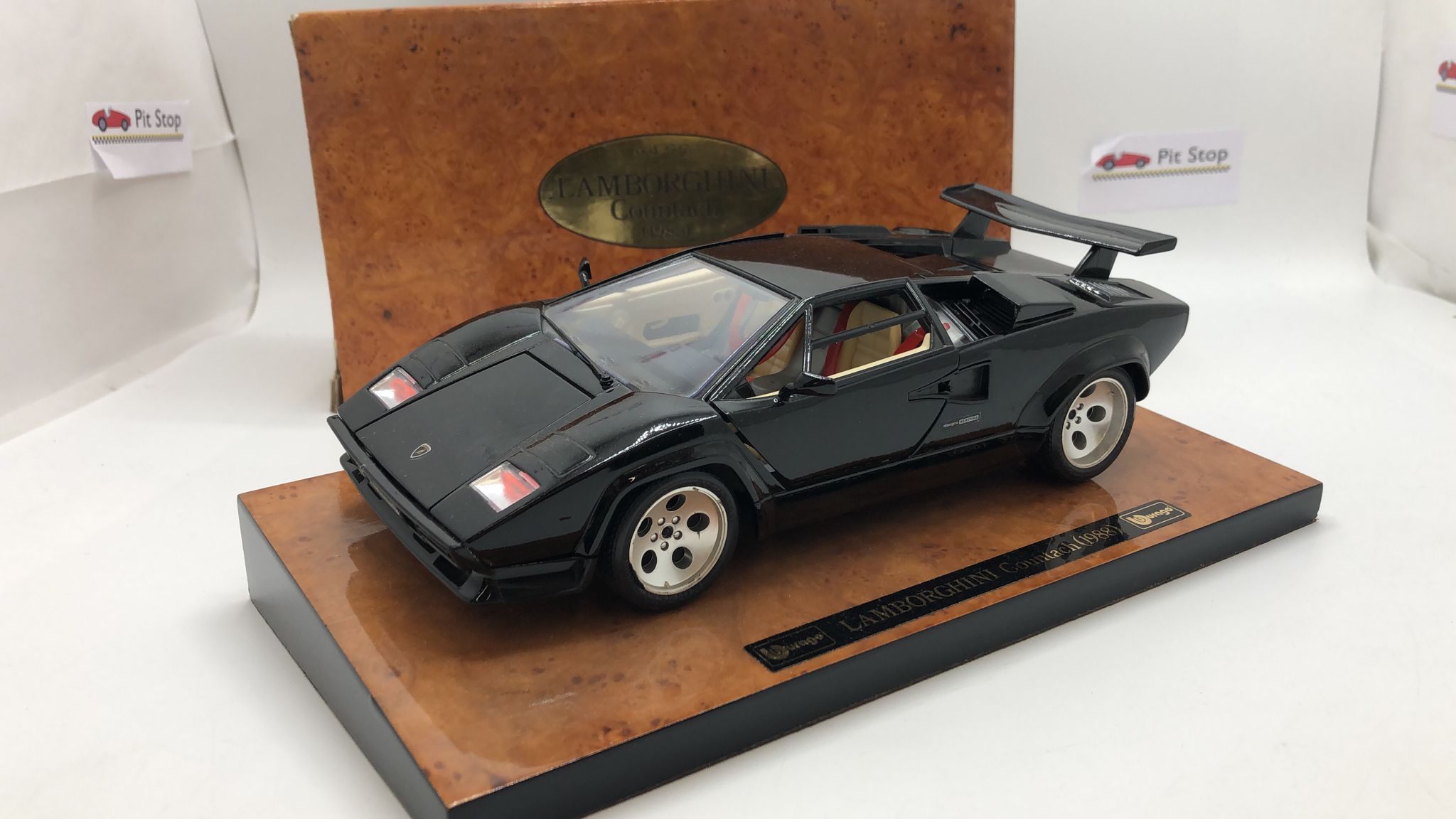BBurago Lamborghini Countach 1988, 1/18. Base in radica