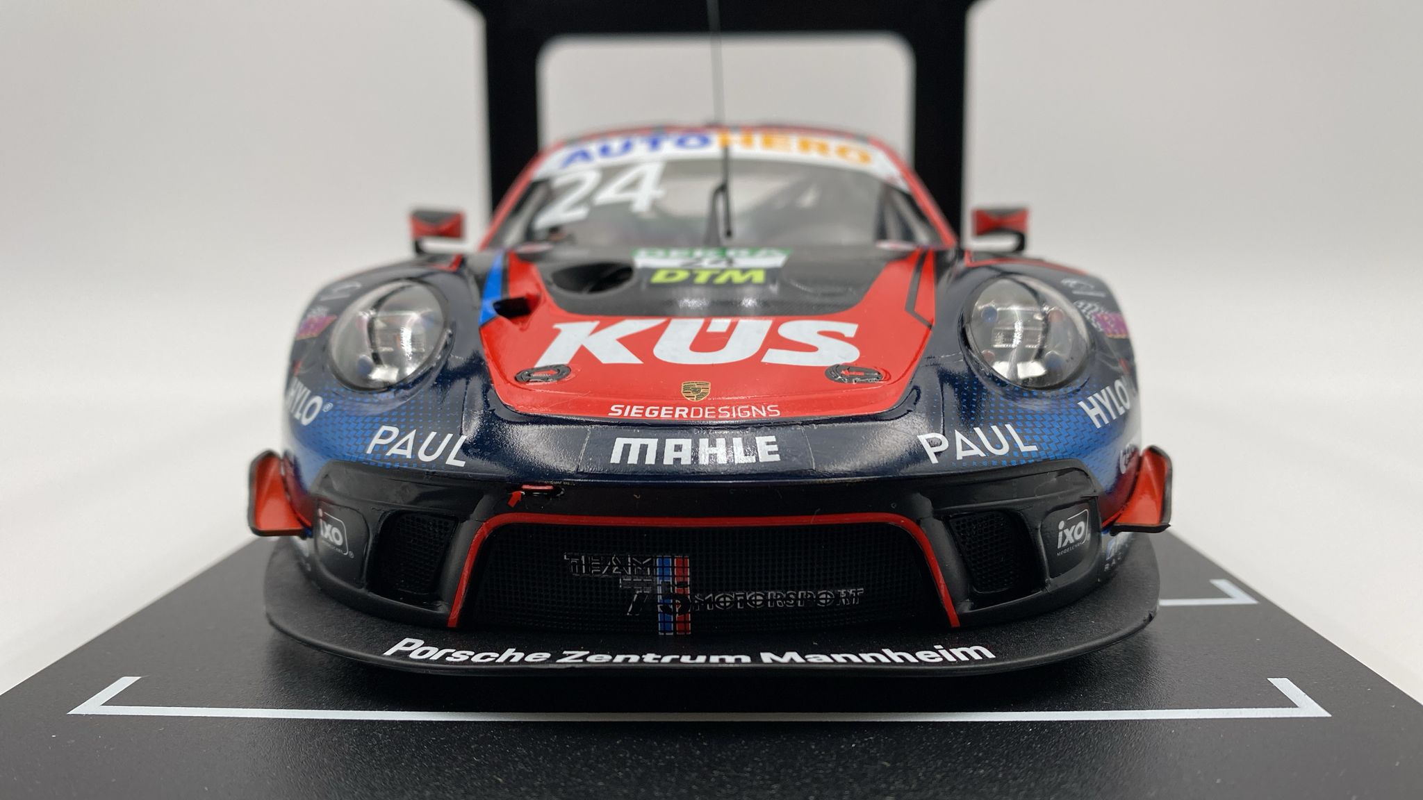 Voiture Miniature De Collection IXO - Porsche 911 GT3 R - Daytona 2022 - Échelle 1:18 - Rouge Et Blanc - Métal - Modèle Détaillé