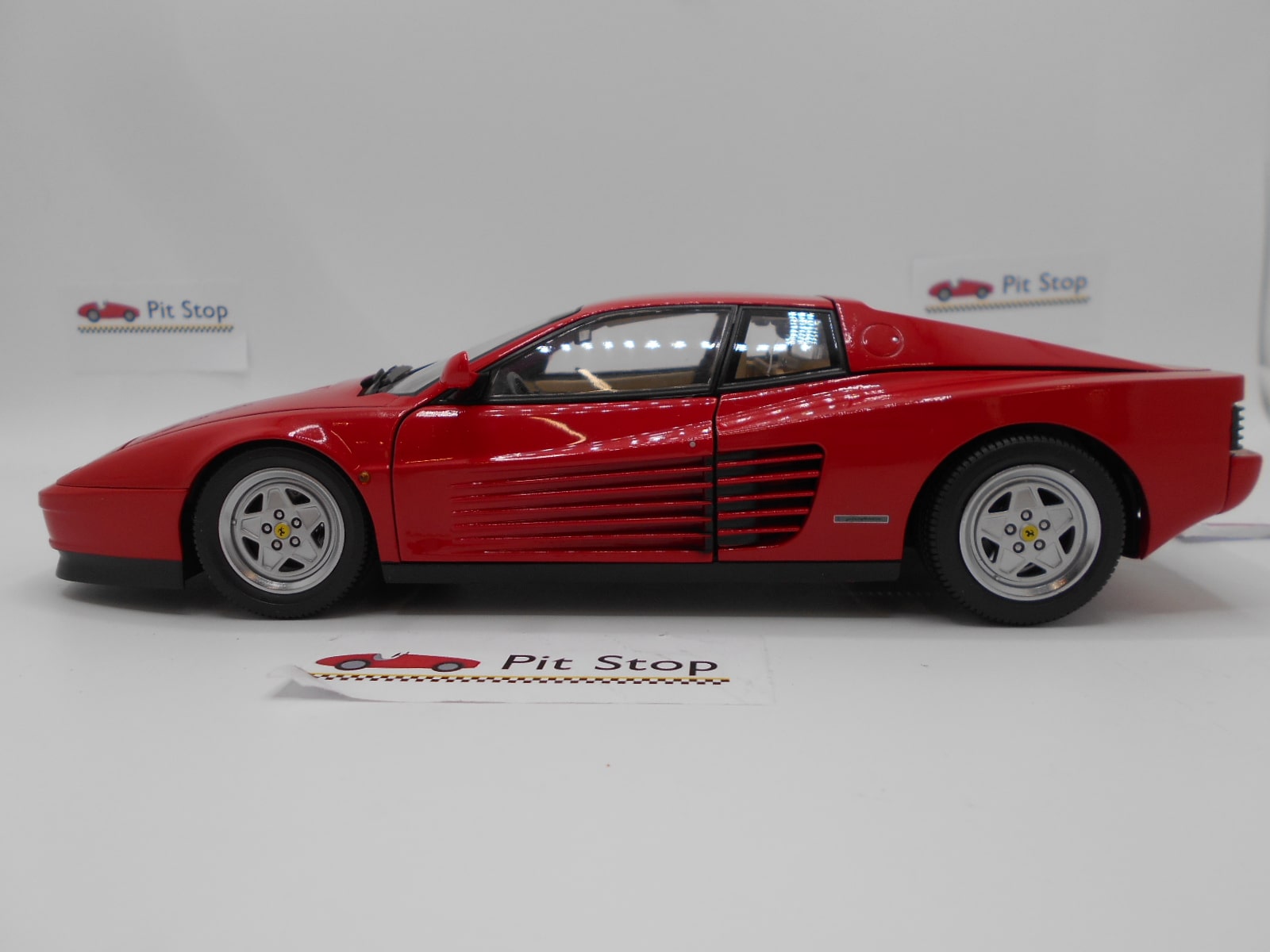 08422R Kyosho Ferrari Testarossa 1/18, leggera fioritura