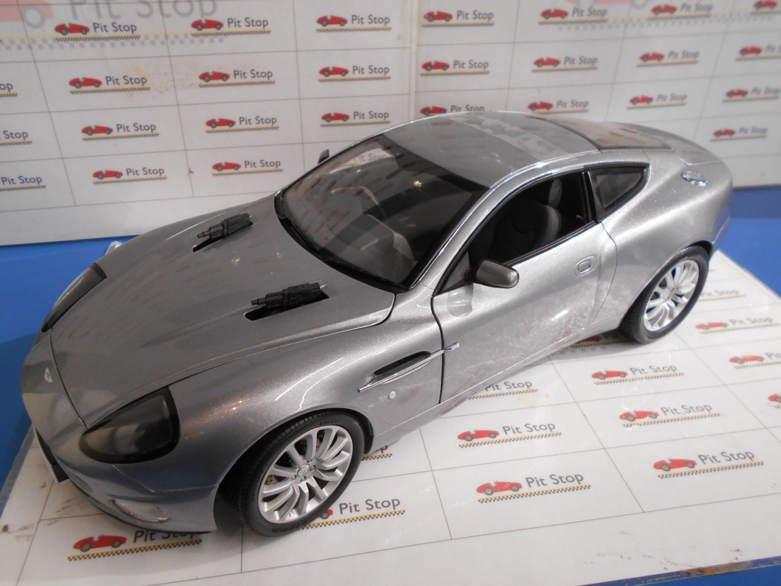 京商 Aston Martin V12 Vanquish 1/12 Kyosho Aston Martin v12 vanquish 1/12