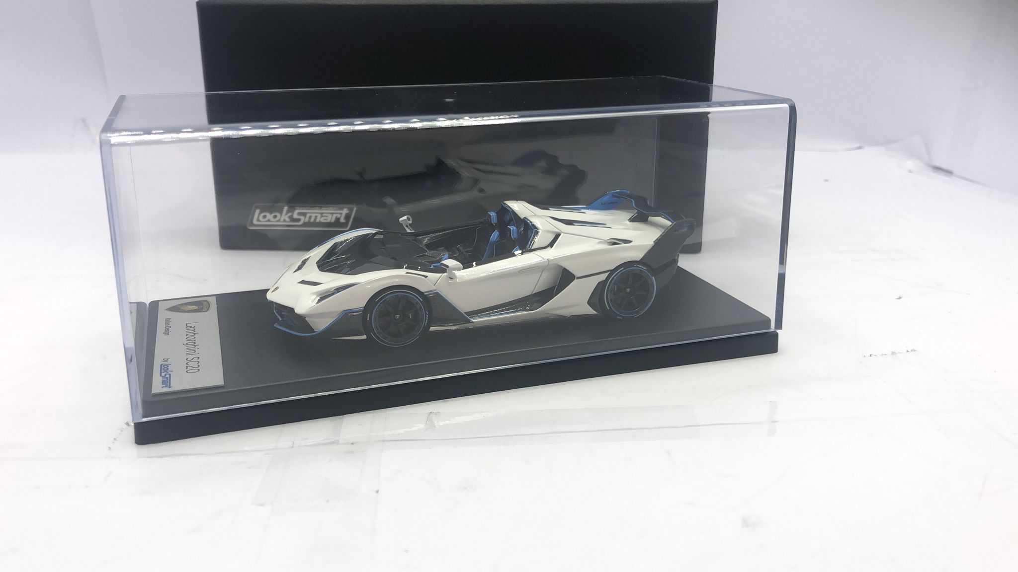1/43 LOOKSMART LAMBORGHINI Revuelto en Blanc Siderale Mat Base Cuir