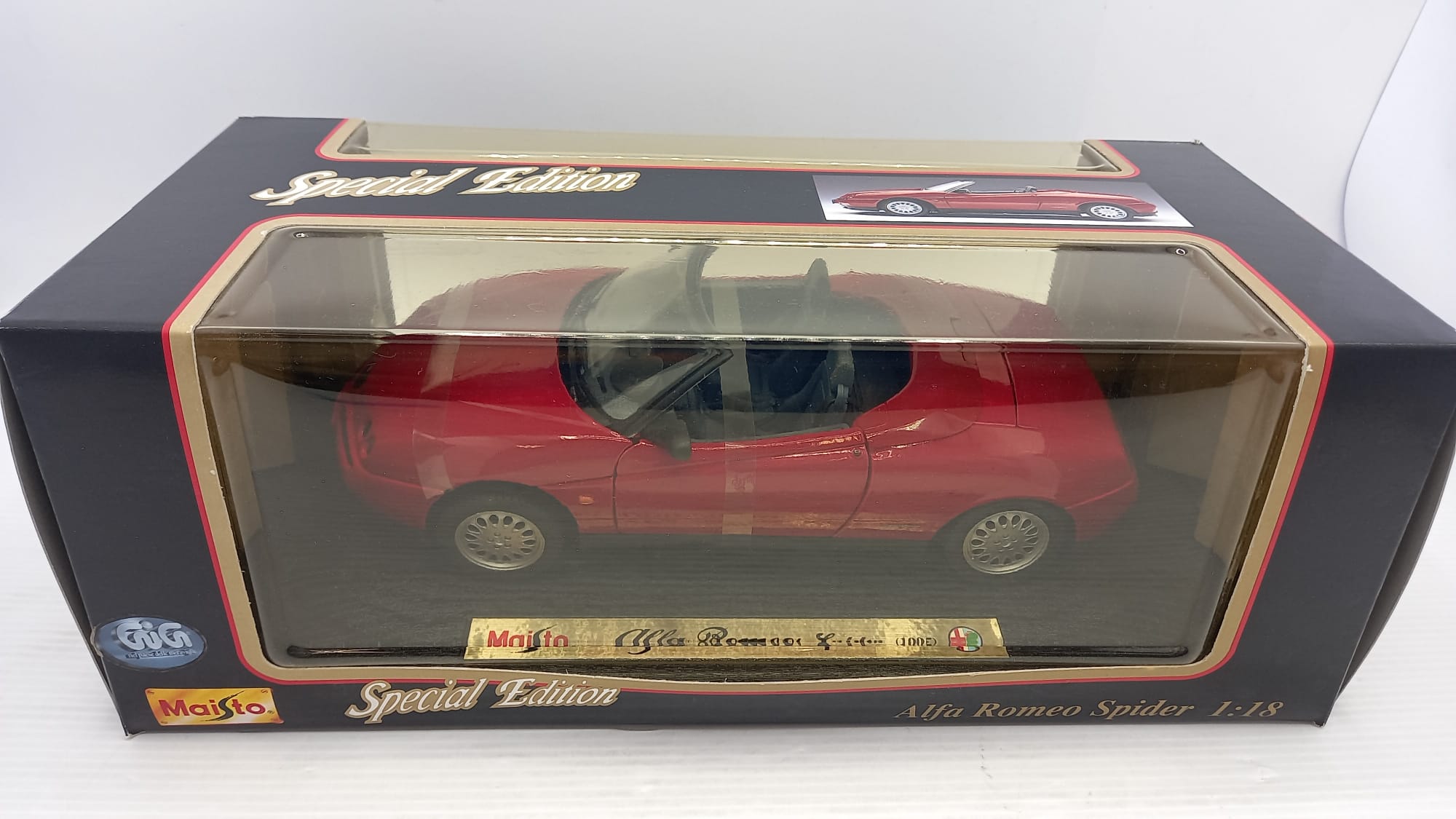 MAISTO ALFA ROMEO SPIDER 1995 1/18 EN BOITE A9