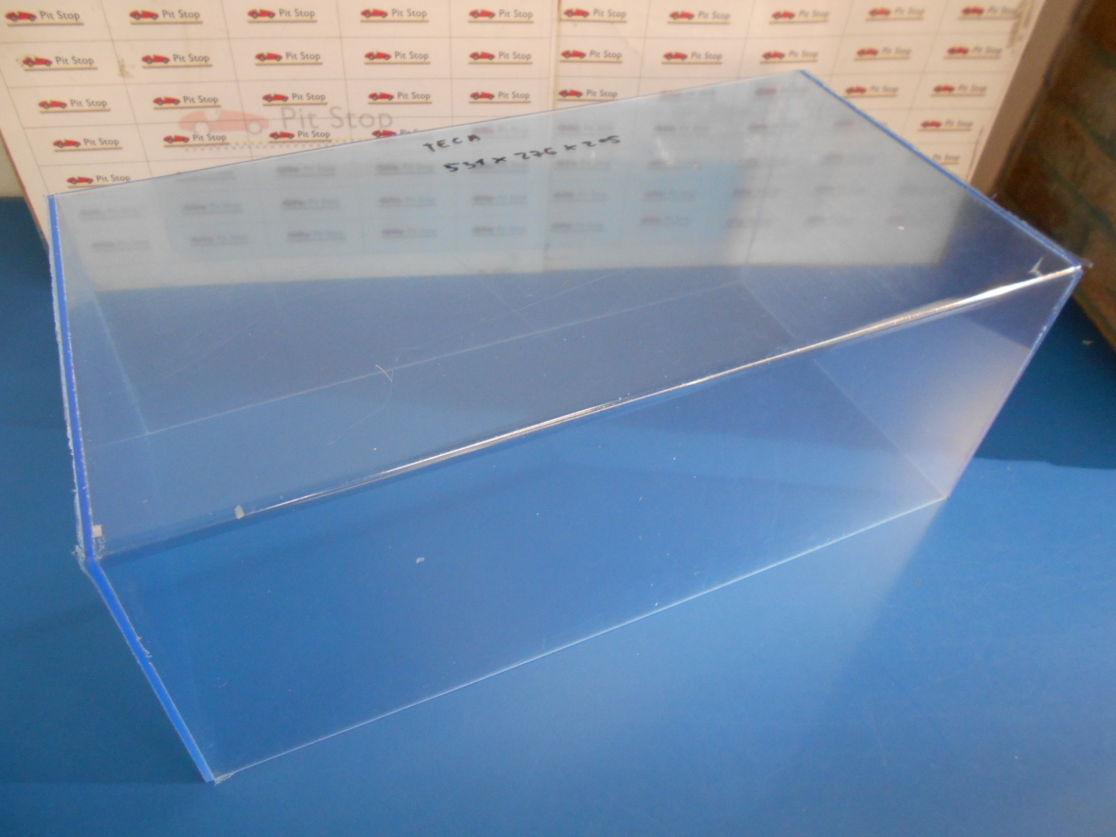 Vetrina/teca plexiglass per modelli GP replicas e topmarques 1/12, misure  interne 531x276x205 mm,non comprende la base