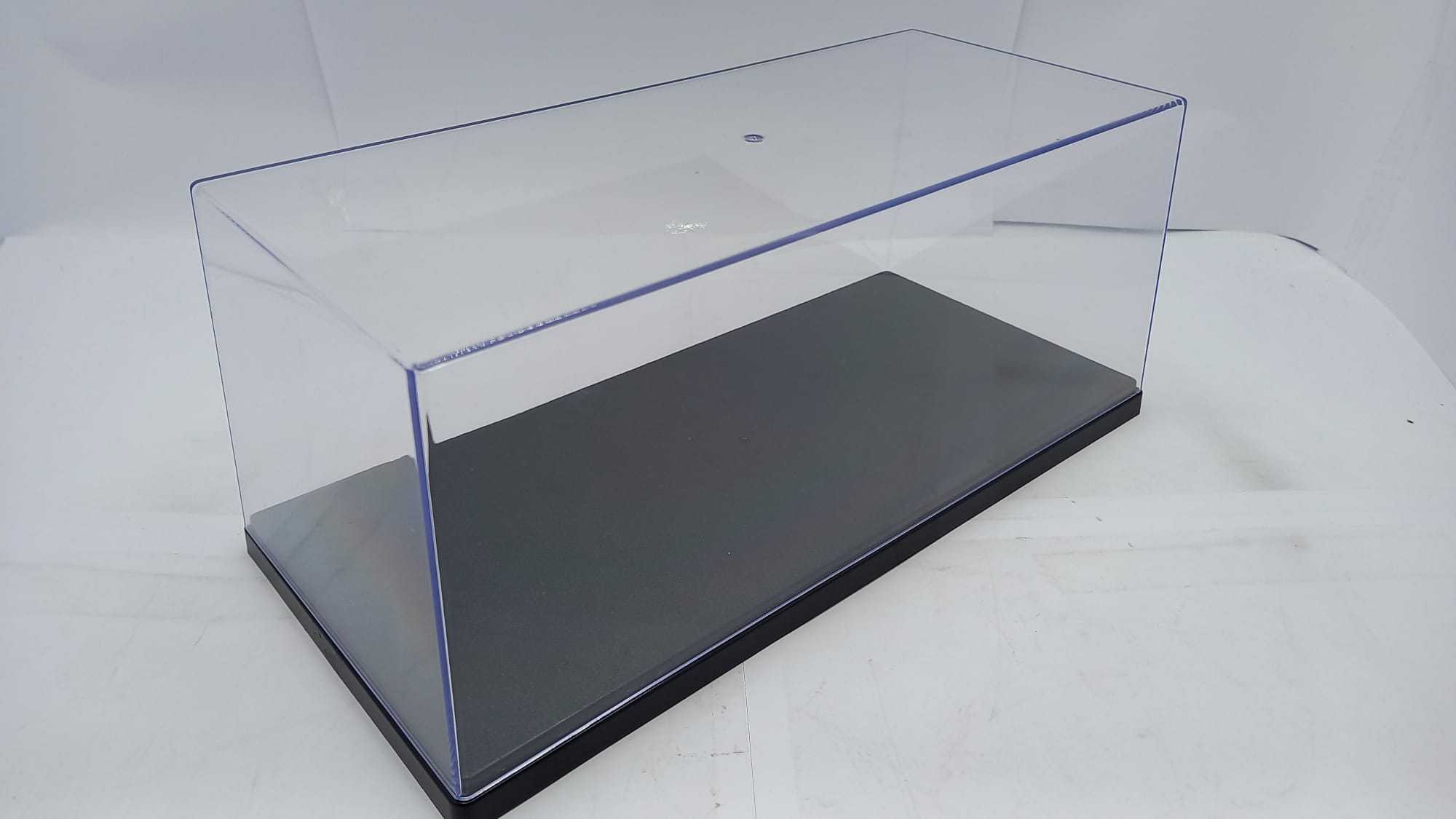 Teca in plexiglass con base trasparente. Misure interne: 18x18x5,5cm di  altezza nella parte piu' alta e 8cm in quella piu' alta. No box.